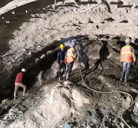 新青拱顶带模注浆料的施工流程及注意事项